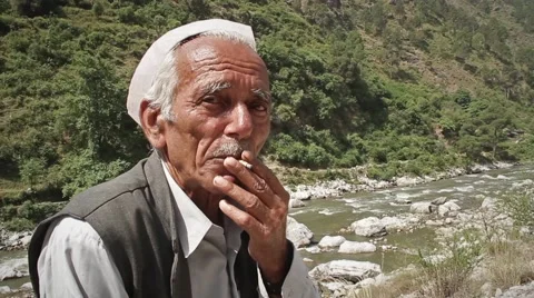 Old man smoking in India Stockbeeldmateriaal 43867012