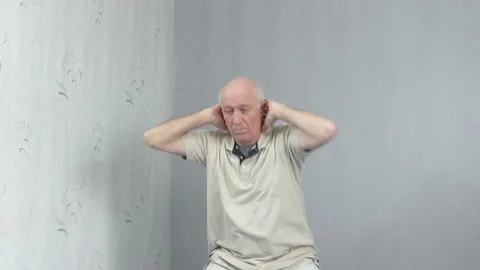Old man in sportswear performs exercises to strengthen the back Video stock 149754170