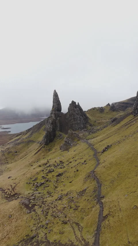 Old Man of Storr rock formations Isle of Skye in mist. Vertical 库存影片 334673468