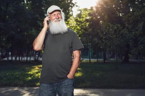 Old man talking on the phone Stock-Fotos
