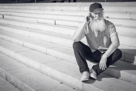 Old man talking on the phone Foto stock
