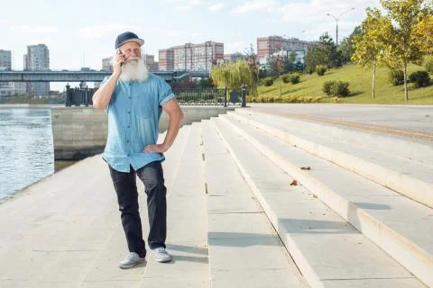 Old man talking on the phone Foto stock