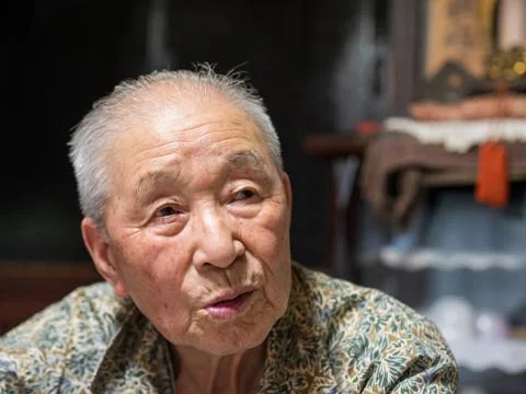 An old man talking to someone off camera Foto stock