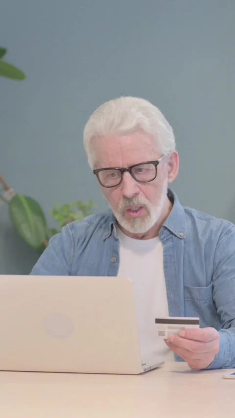 Old Man Unable to make Online Payment with Credit Card, vertical video Vídeos de archivo 329106582