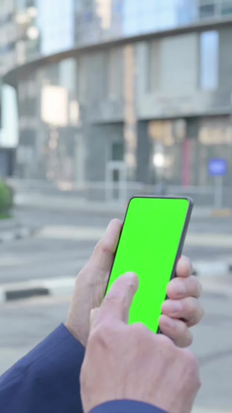 Old Man using Smartphone with Chroma Screen, Outdoor, Vertical Video Vídeo Stock 339672162