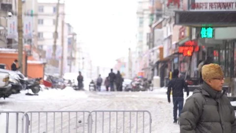 Old man walking in light snowfall, China, Shenyang Vidéo 84699790