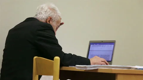 Old man working on a laptop Vídeo Stock 104931529