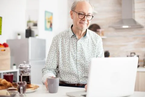 Old man working remotely 库存照片