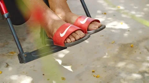 Old nike 2024 flip flops