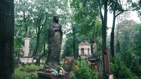 An old Mary statue at the Bernardine XIX century cemetery on heavy rain. 스톡 동영상 278043553