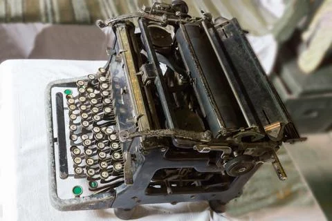 Old mechanical desktop typewriter with Cyrillic type on a table Fotos Stock