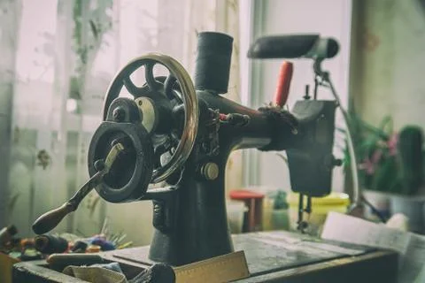 Old mechanical sewing machine on table Stock-Fotos