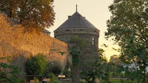 Old medieval tower wall during an early morning sunrise with parallax movement Vídeo Stock 300308101
