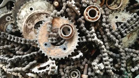 Old metal chains and cogs lined the bike repair shop with black oil stains. Stockfoto's