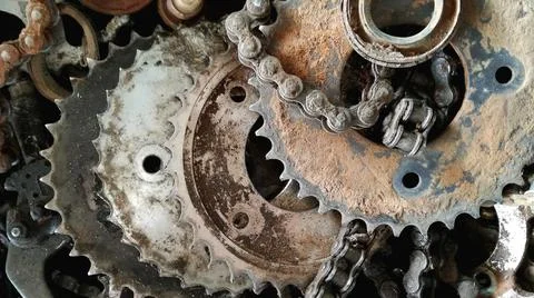Old metal chains and cogs lined the bike repair shop with black oil stains. Stockfoto's