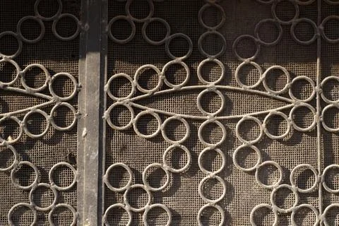 Old metal door with rusty mesh and metal decoration Foto stock