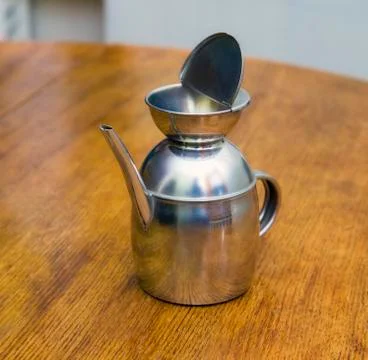Old metallic coffee-pot - teapot on a wooden table Foto stock
