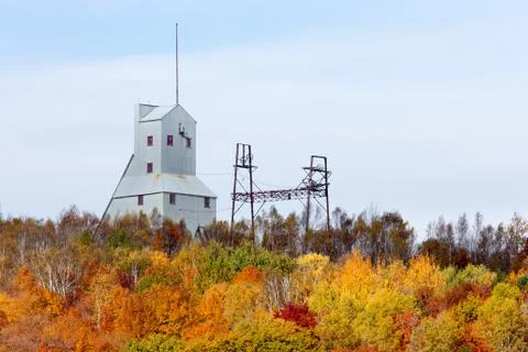 Old Mine Shaft House in Fall Foliage Foto stock
