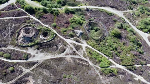 The old mining works around the Bissoe cycling trail from devpran to perranporth Video stock 262790371