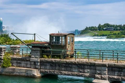 Old mobile car with crane for servicing locks at Niagara Falls, historic site Stock-Fotos