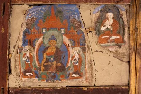 Old mural at Buddhist monastery wall. India Old mural at Buddhist monaster... 库存照片