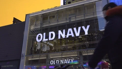 Old Navy Times Square building exterior establishing shot 4k Vídeos de archivo 110769722