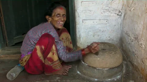 Old Nepalese lady using Handmill 02.mp4 Video stock 22898254