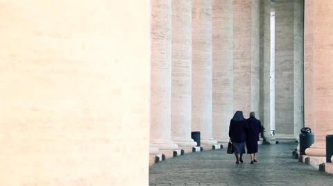 Old nuns walk under saint peter colonnade 스톡 동영상 61437006