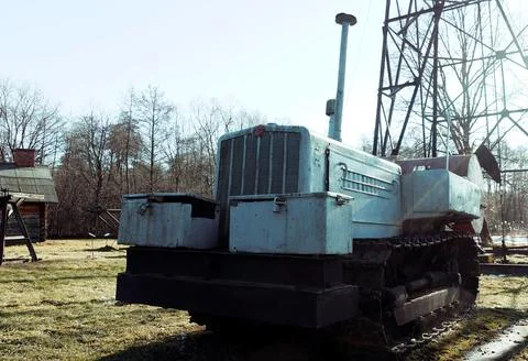 Old oil extraction machine with chains in the field Stock Photos