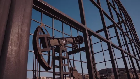 The old oil rig is working, extracting oil.pumping unit and the silhouette .. 스톡 동영상 232606120