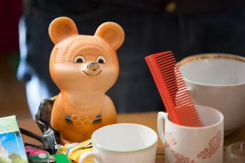 Old Olympic bear. Soviet things. Old cups and a comb. Foto stock