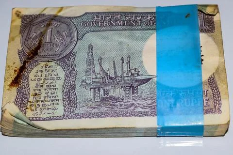 Old One Rupee notes combined on the table, India money on the rotating table. Fotos Stock