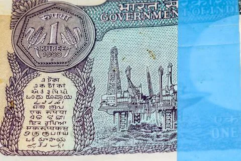 Old One Rupee notes combined on the table, India money on the rotating table. Foto stock