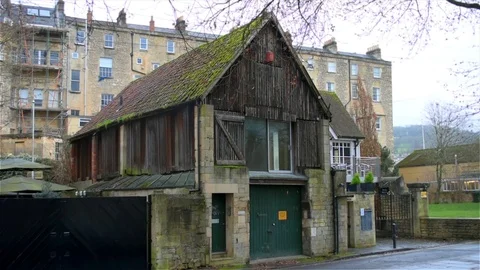 An old onverted barn on the banks of the River Avon, in the charming city Video stock 124892965