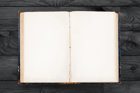 Old open book with blank pages on wooden table Foto stock