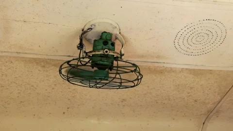 Old outdated electric fan rotates 库存影片 134523542