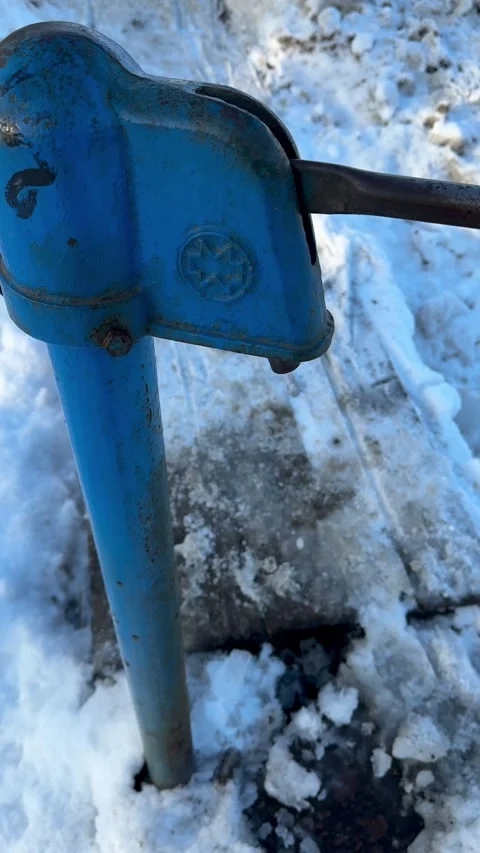 An old outdoor drinking pump is a water pump for filling water tanks outdoors in Vidéo 316430228