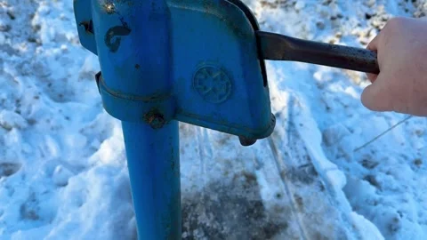 An old outdoor drinking pump is a water pump for filling water tanks outdoors in Vidéo 316430385