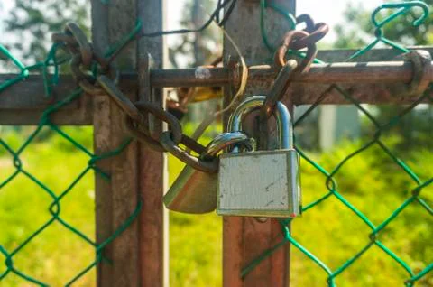 Old padlock and rusty chain at fence Foto stock
