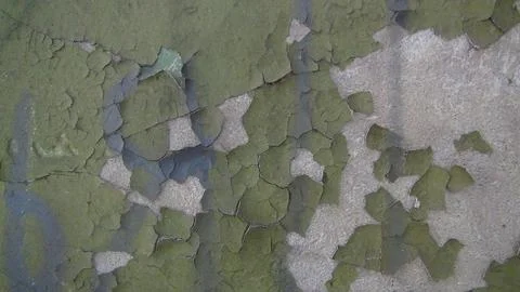 Old paint on a concrete wall that has cracked cubes and falls off Foto stock