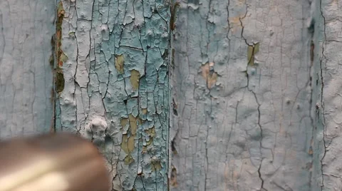 Old paint is removed with heat Vídeo Stock 63686985