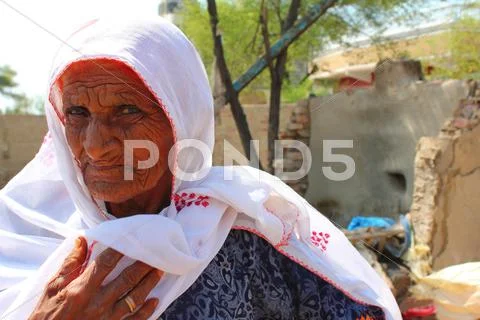 Old Pakistani Woman Assesses Damage done by Floods in 2010 Stock Photos