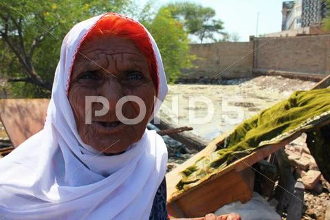 Old Pakistani Woman Assesses Damage done by Floods in 2010 Stock Photos