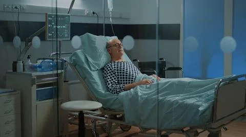 Old patient with breathing problems sitting in hospital ward Foto stock