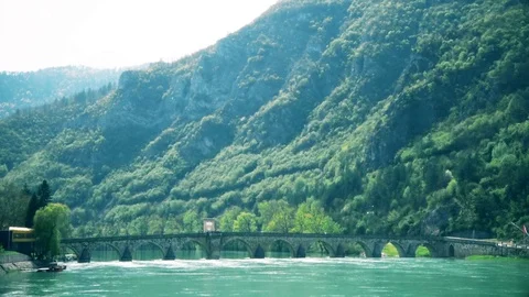 Old Pedestrian Stone Bridge across the River. Far Shot Vídeo Stock 92368341