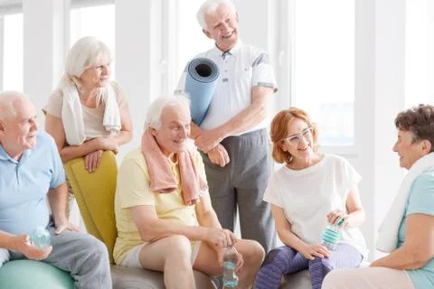Old people talking Stock-Fotos