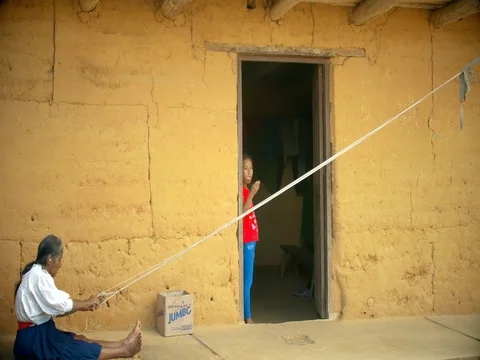 Old Peruvian belt weaver working at her house in El Waycu, Lamas 스톡 동영상 80430612