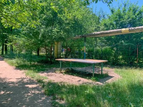 An old ping pong table stands on the street Stock-Fotos