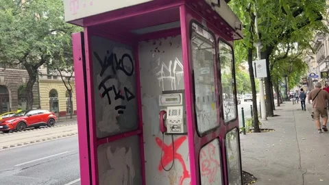 Old pink phone booth in Budapest, Hungary 08/15/2026 库存影片 342304613