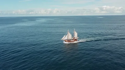 Old pirate ship sailing in the open ocean Video stock 137119022